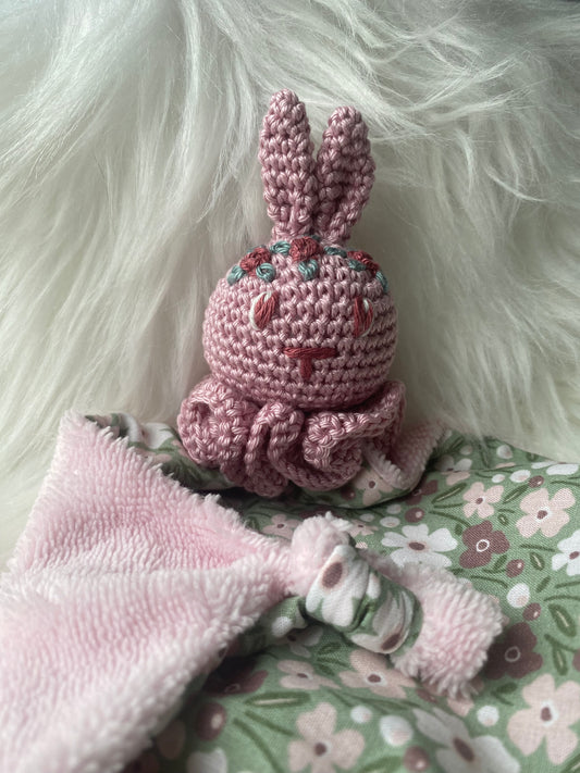 Doudou lapin fleurs fond vert