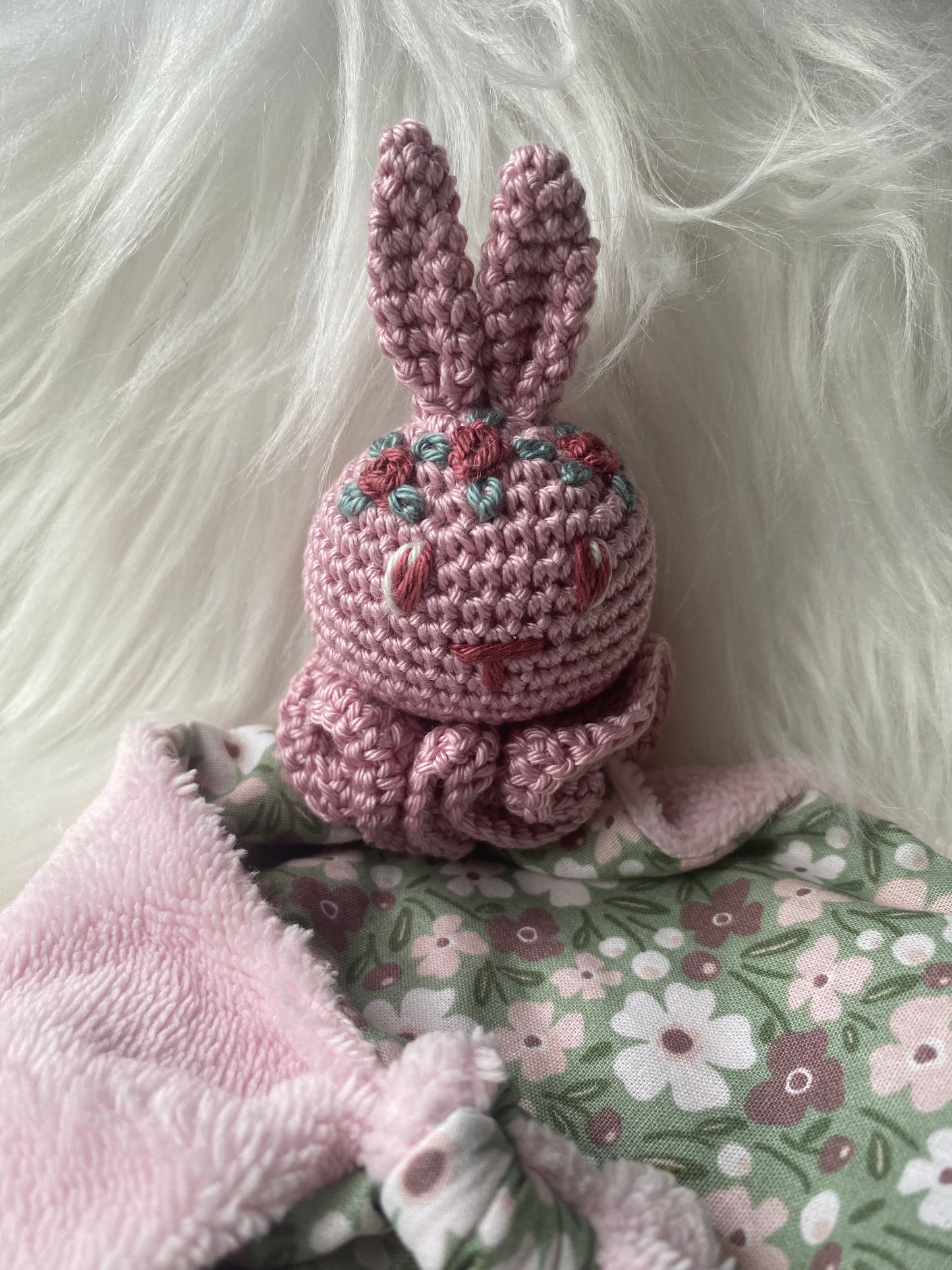 Doudou lapin fleurs fond vert