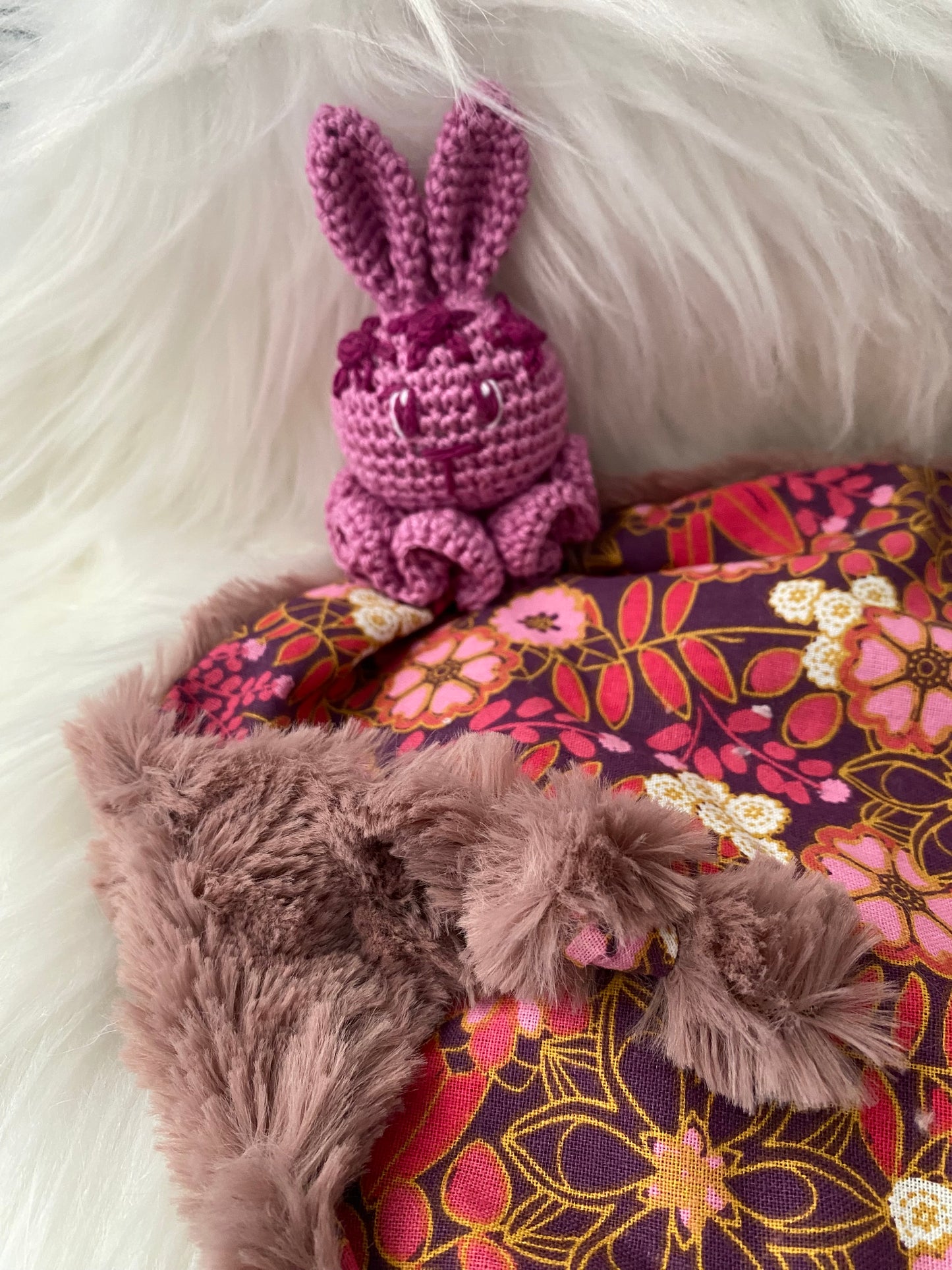 Doudou Lapin "COLLINE", fausse fourrure lie de vin et coton fleuri