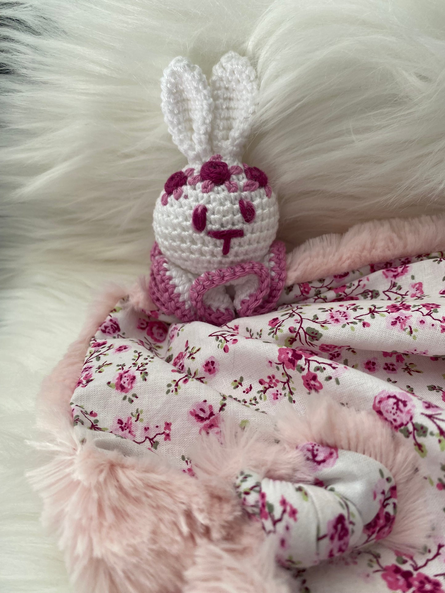 Doudou Lapin "COLLINE", fausse fourrure et coton fleuri rose