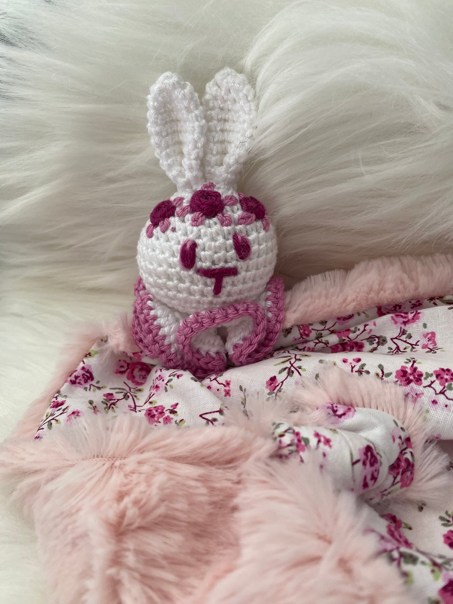 Doudou Lapin "COLLINE", fausse fourrure et coton fleuri rose