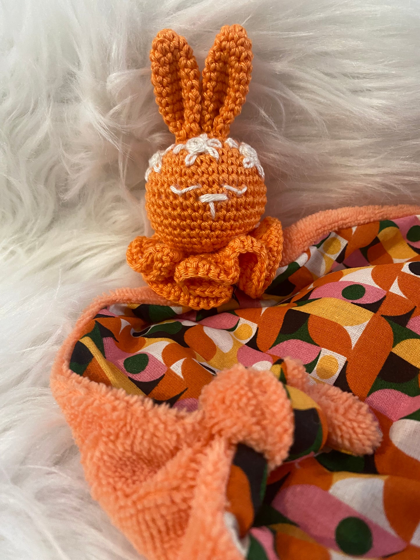 Doudou Lapin "COLLINE", coton et fibre de bambou orange vintage