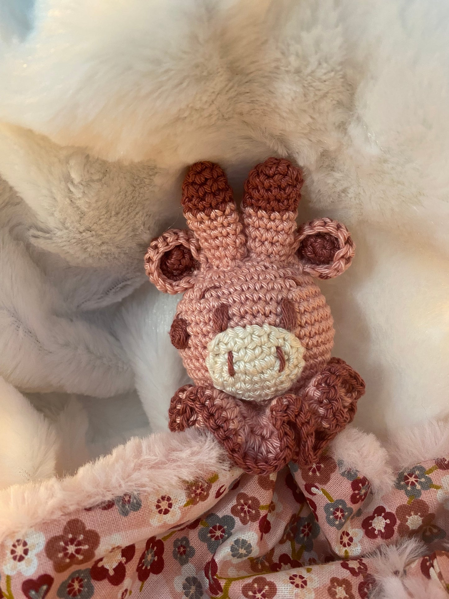 Doudou Girafe "LOUISON", vieux rose avec des fleurs