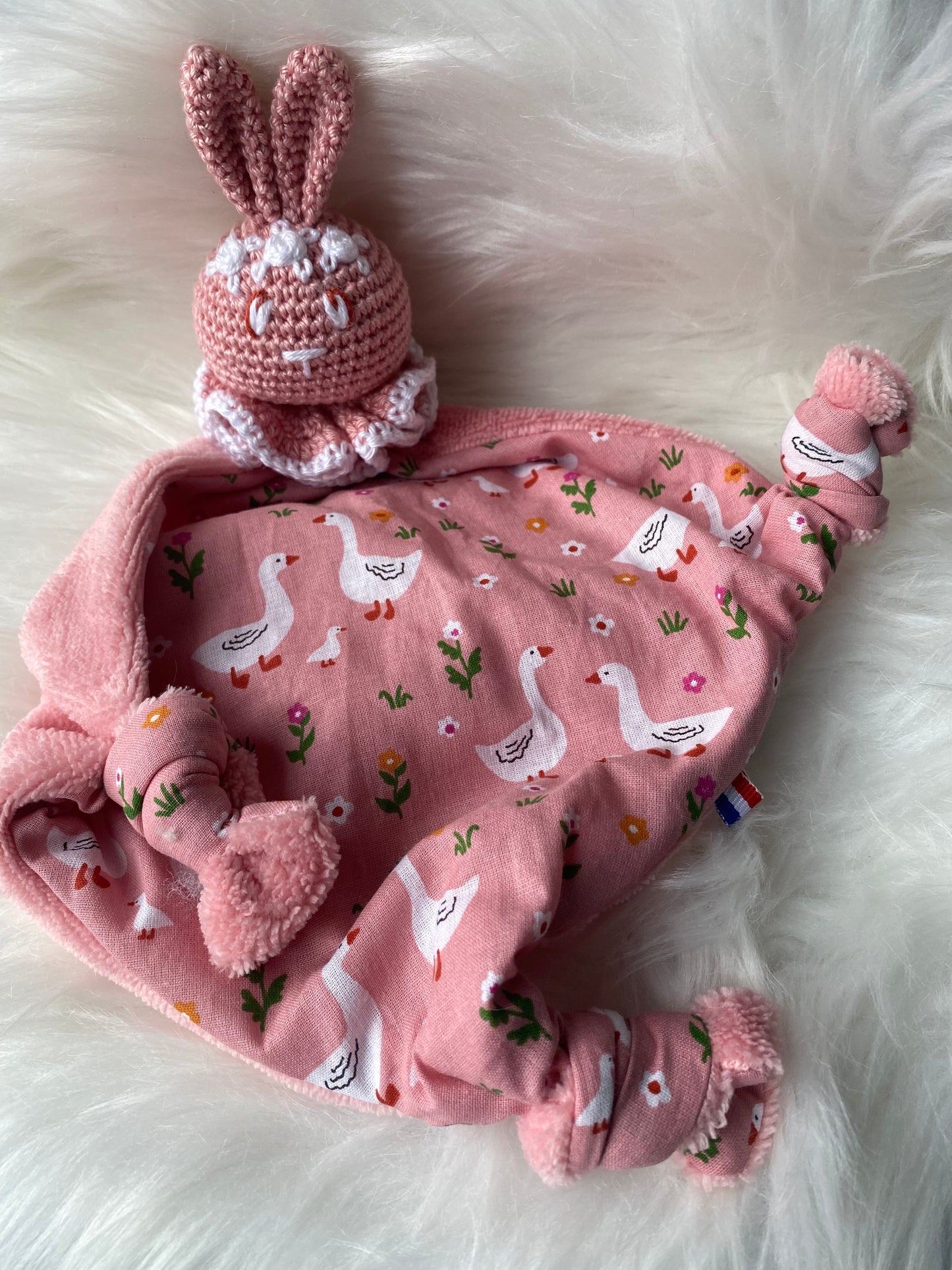 Doudou Lapin "COLLINE", coton rose avec des oies