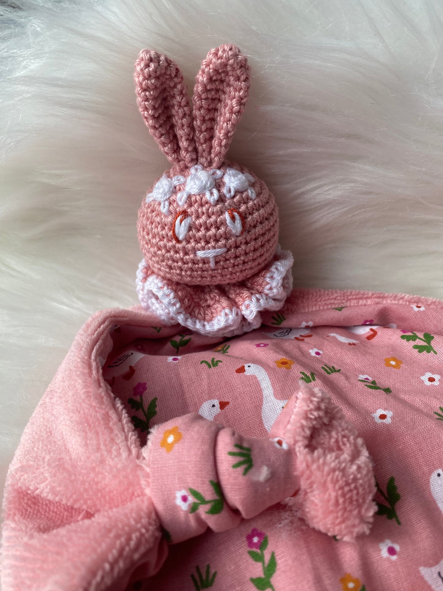 Doudou Lapin "COLLINE", coton rose avec des oies