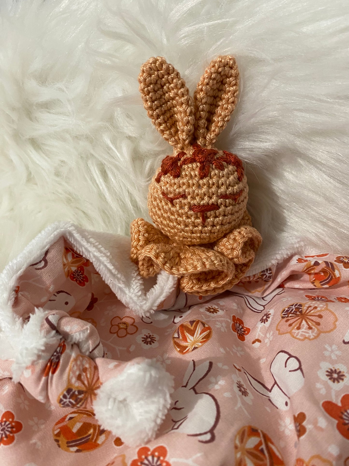 Doudou Lapin "COLLINE", coton fleuri avec des lapins