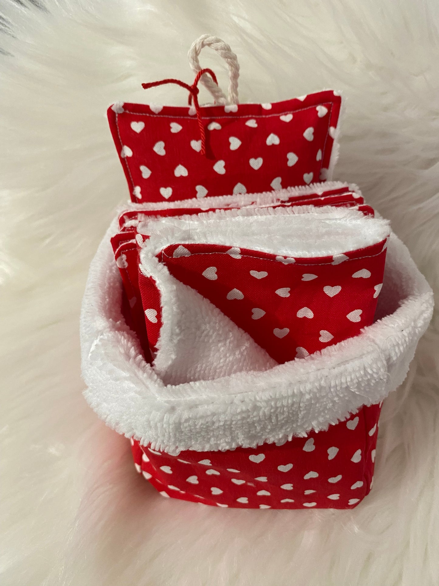 Coffret BIEN-ÊTRE mixte rouge avec des coeurs blancs