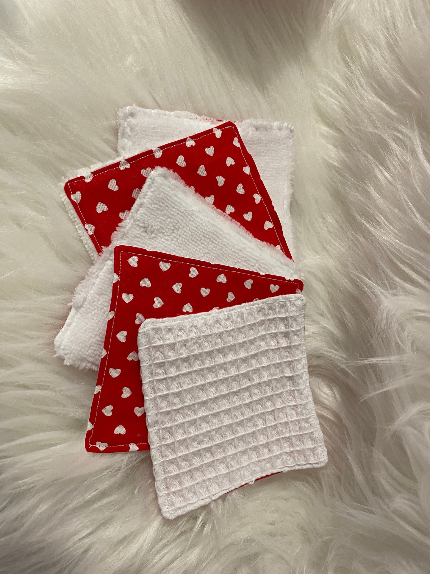Coffret BIEN-ÊTRE mixte rouge avec des coeurs blancs