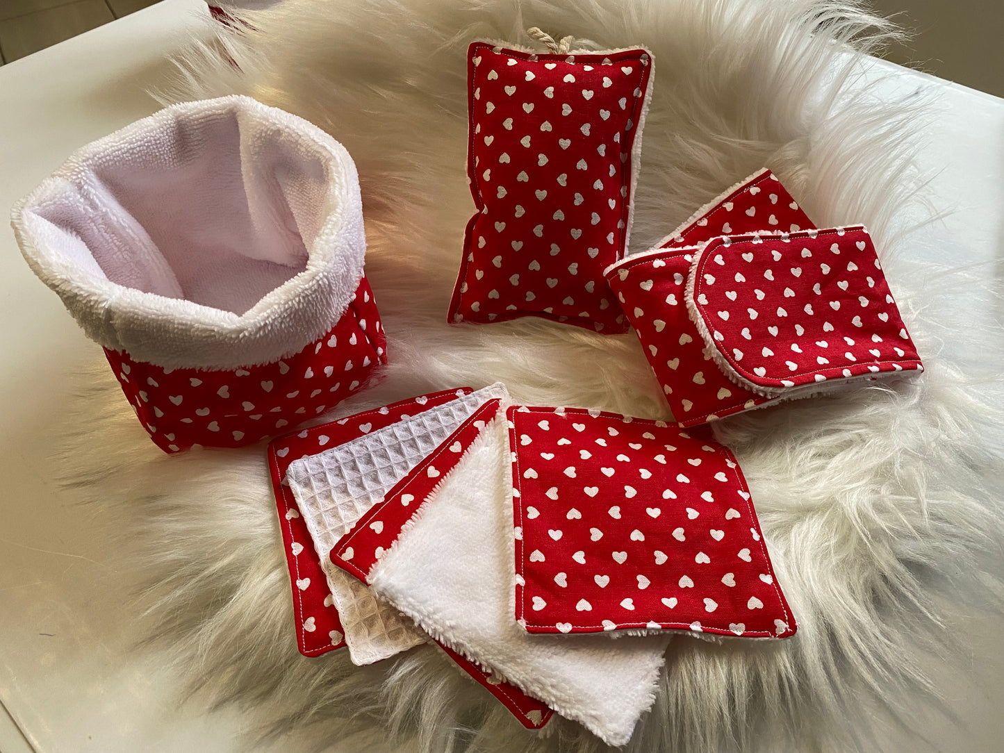Coffret BIEN-ÊTRE mixte rouge avec des coeurs blancs