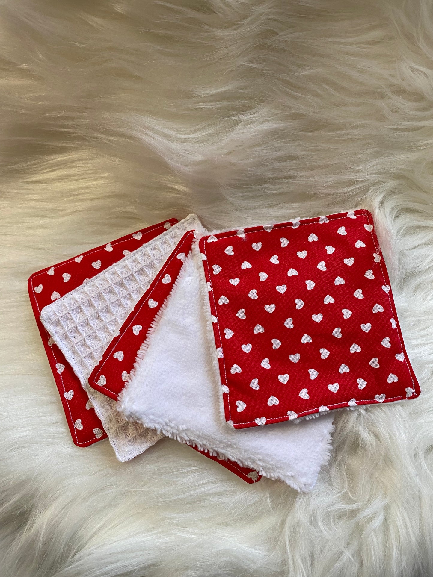 Coffret BIEN-ÊTRE mixte rouge avec des coeurs blancs