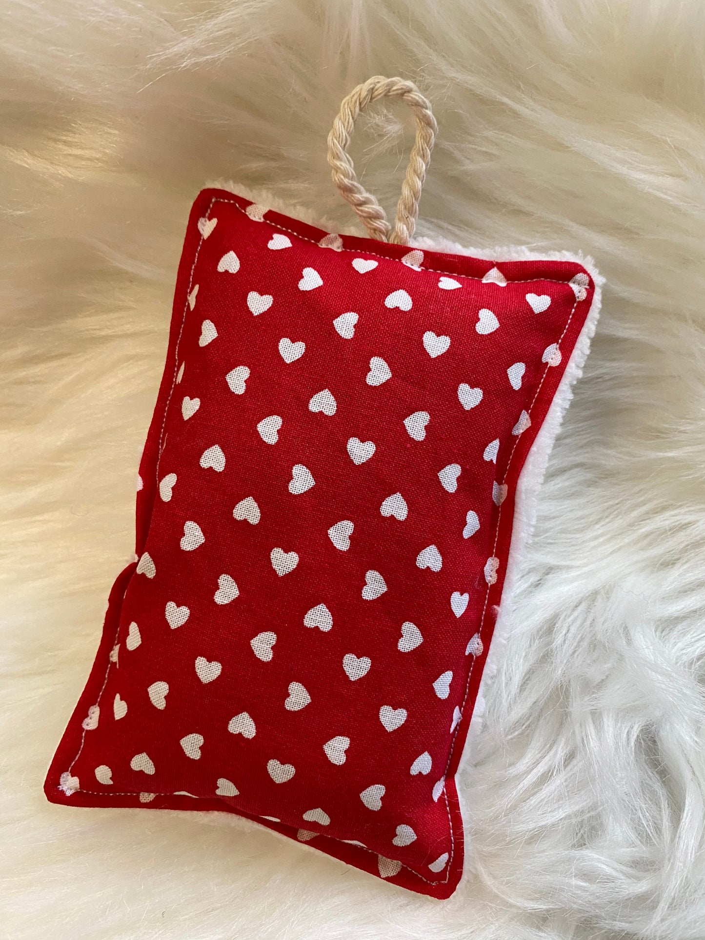 Coffret BIEN-ÊTRE mixte rouge avec des coeurs blancs