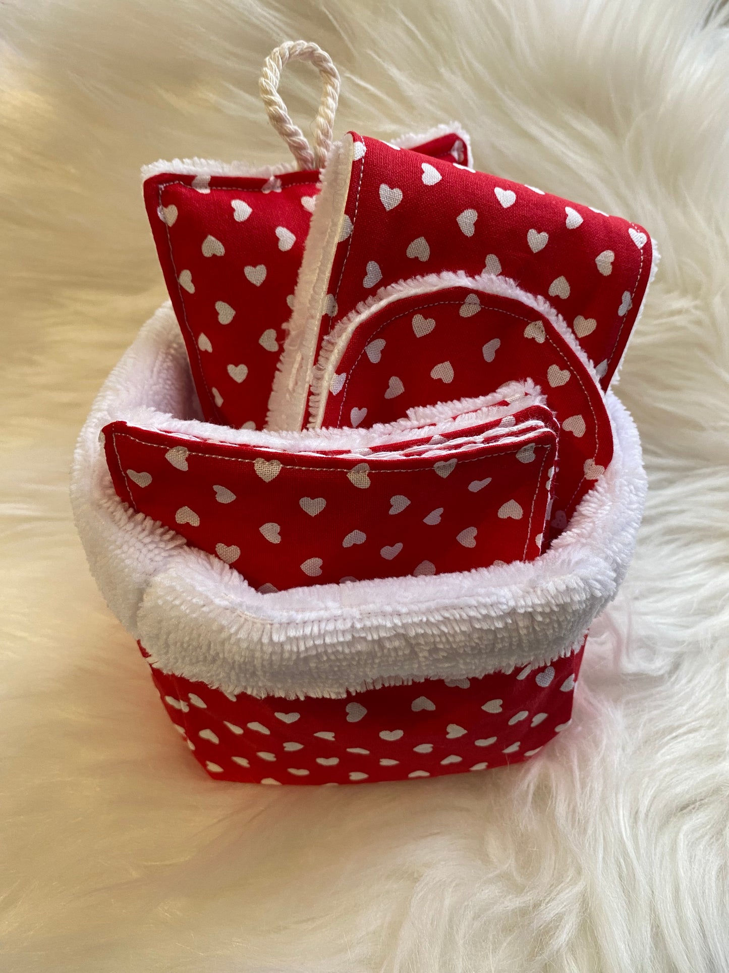 Coffret BIEN-ÊTRE mixte rouge avec des coeurs blancs