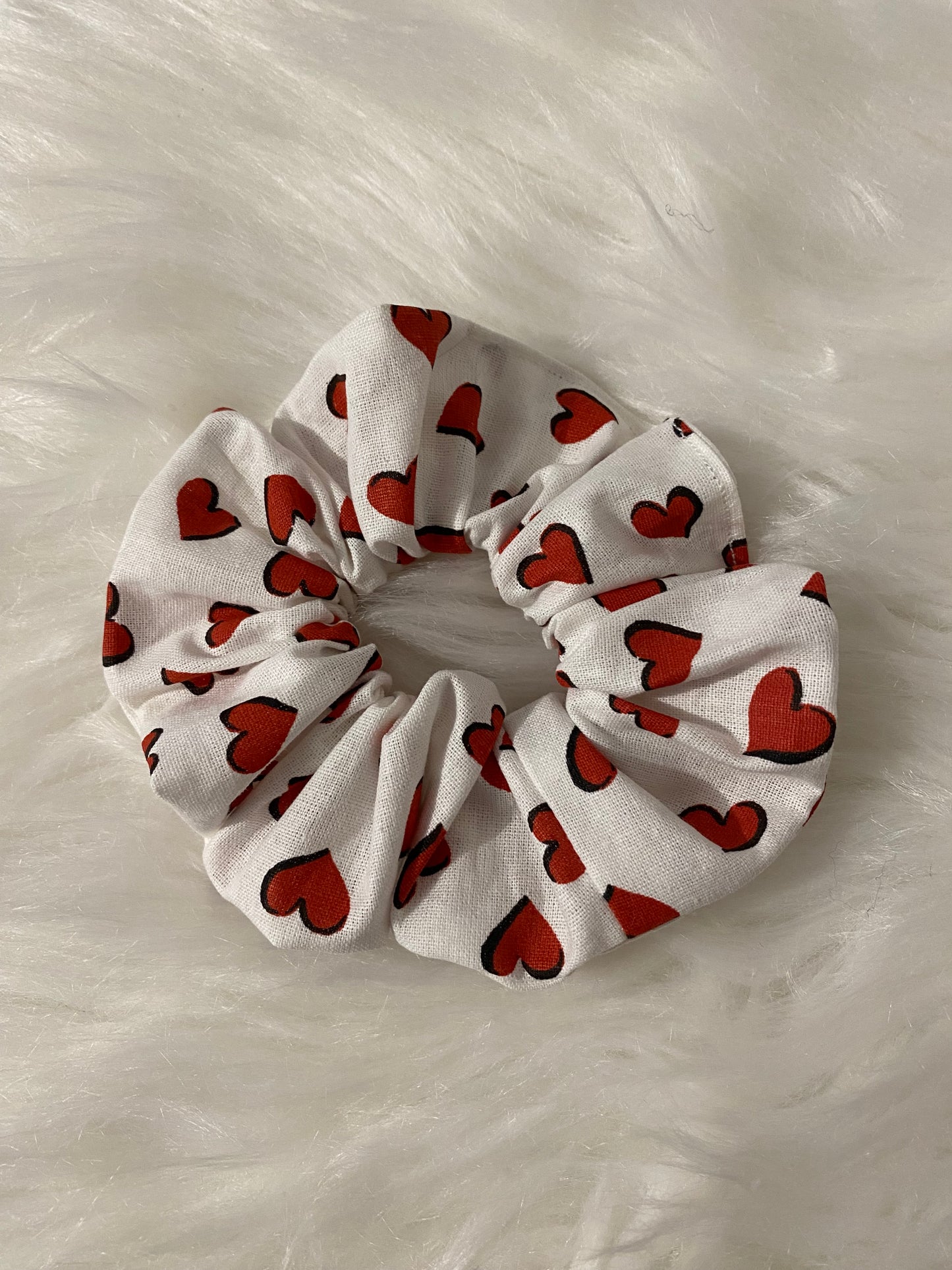 Chouchou blanc avec coeur rouge et noir