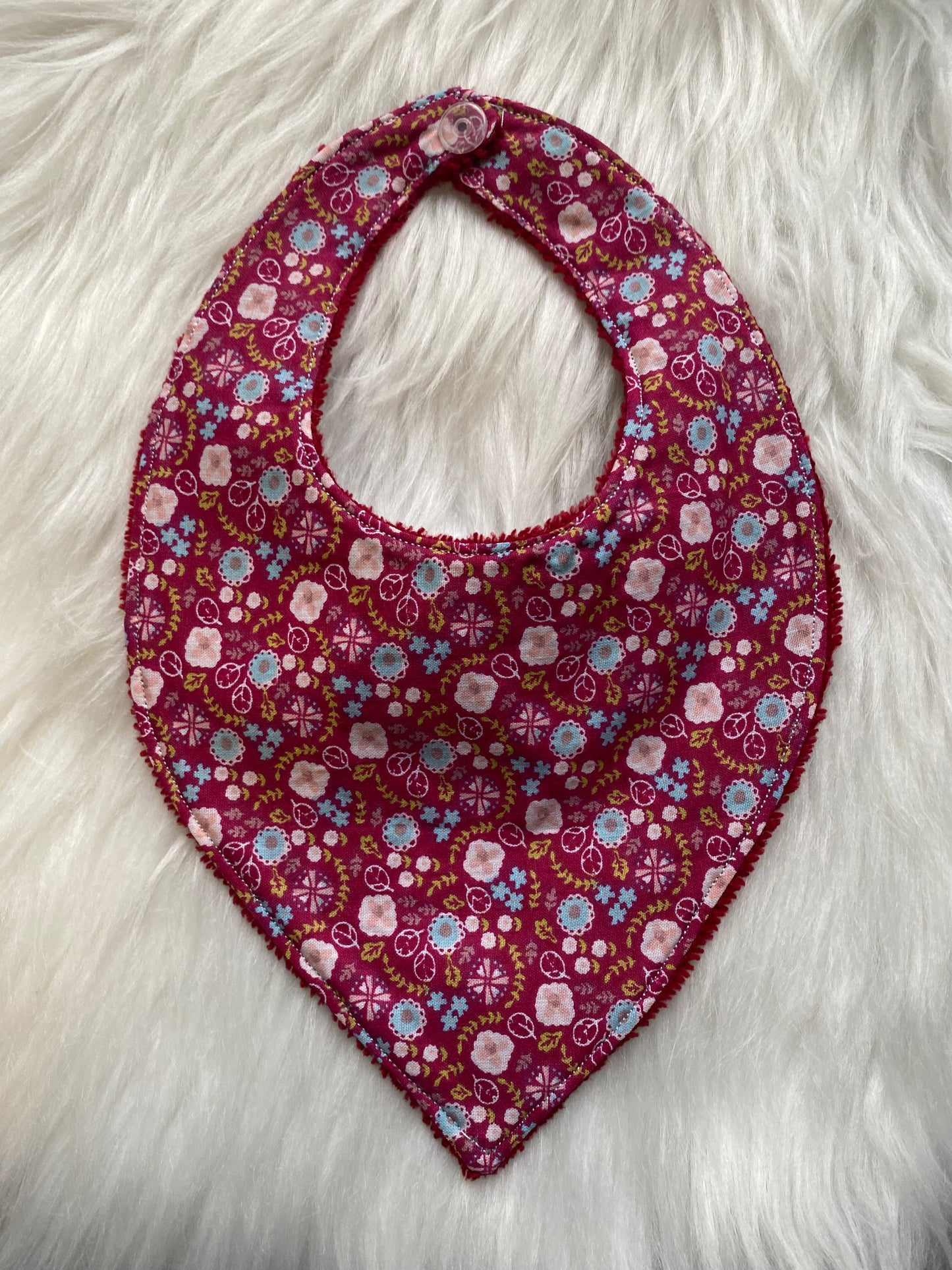 Bavoir bandana, rouge avec motifs fleurs