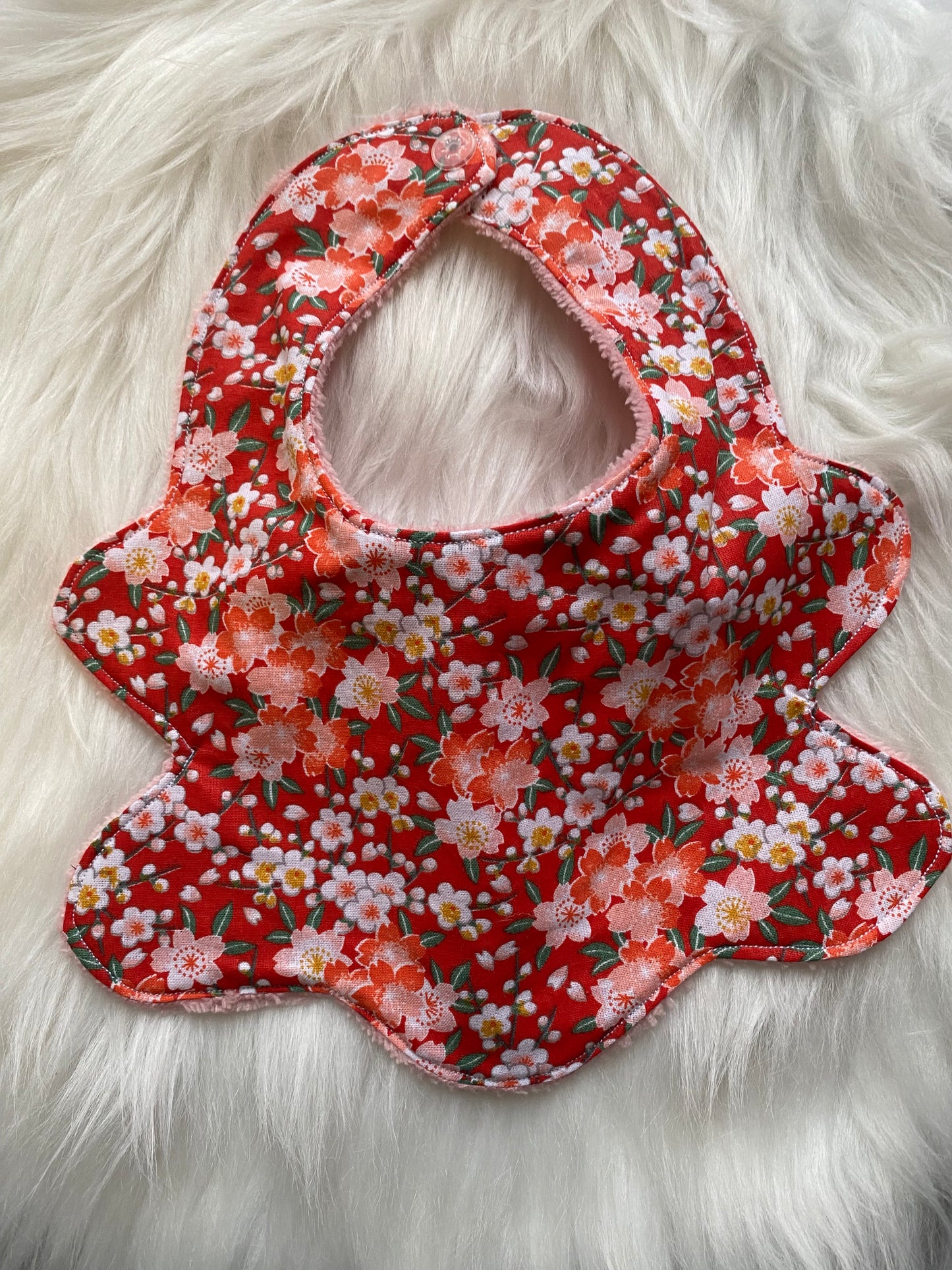 Bavoir rouge, motifs fleurs japonaises