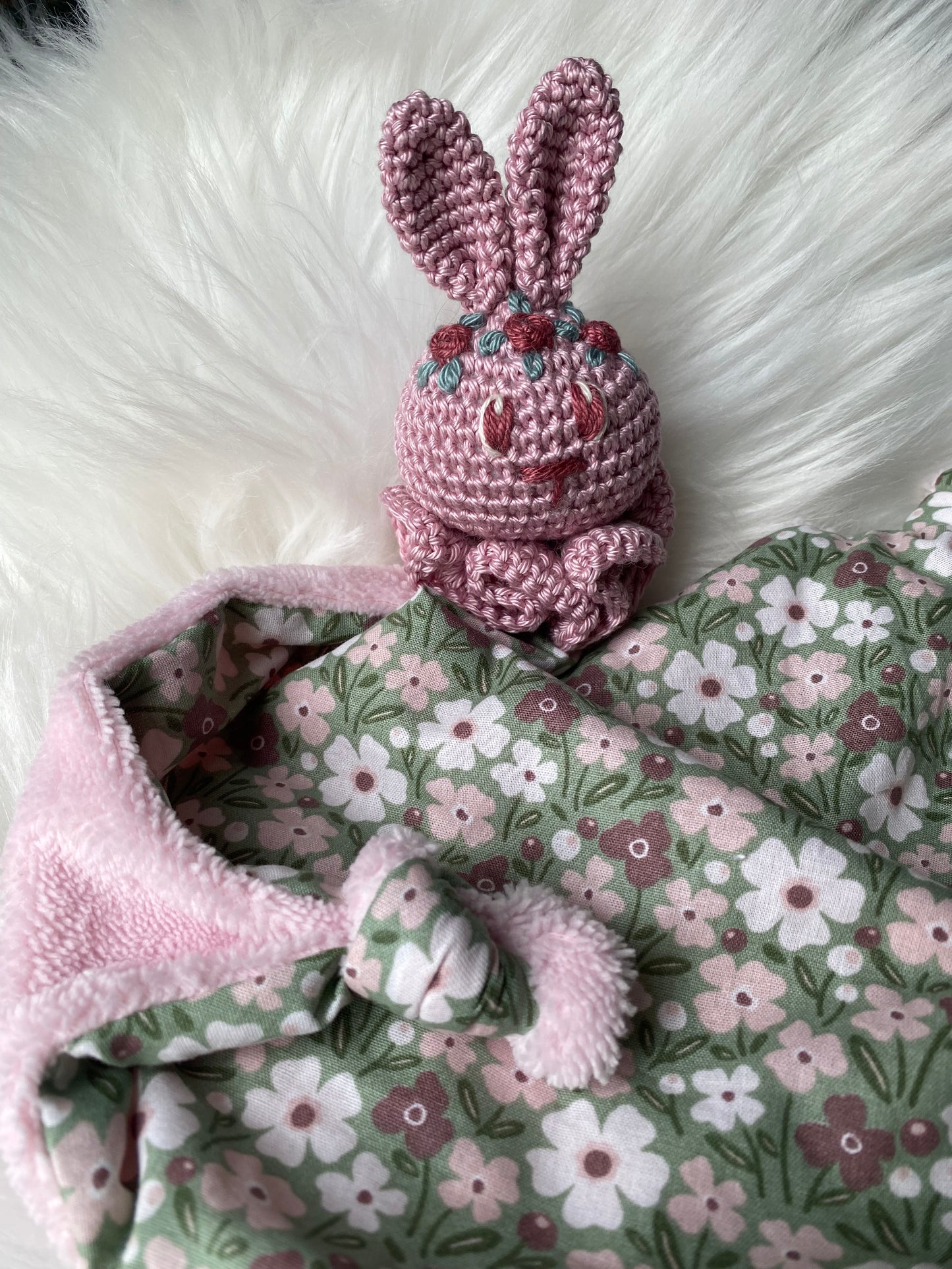 Doudou Lapin "COLLINE", fleuri vert et rose