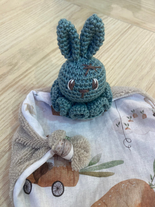Doudou lapin vert « Carotte »