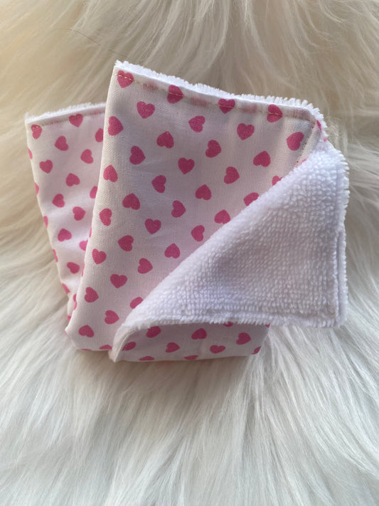 Mini serviette blanche à coeurs roses