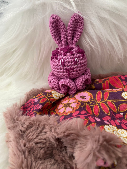 Doudou Lapin "COLLINE", fausse fourrure lie de vin et coton fleuri