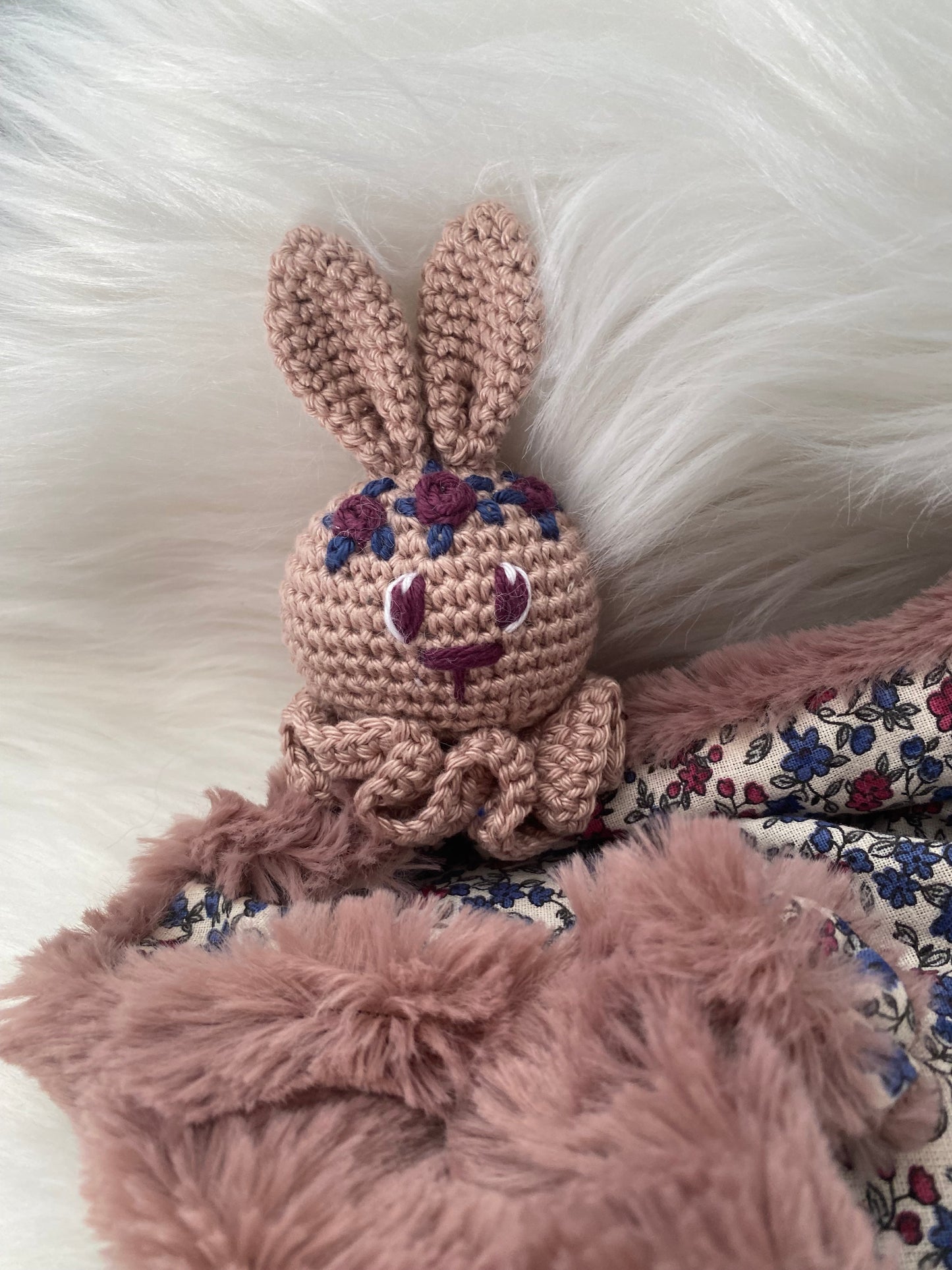Doudou Lapin "COLLINE", fausse fourrure et coton fleuri