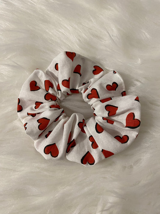 Chouchou blanc avec coeur rouge et noir