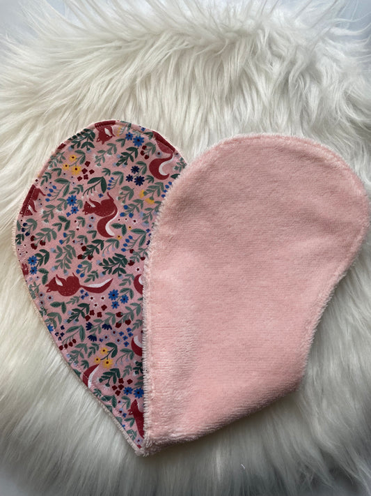 Bavoir d'épaule rose, motifs renards