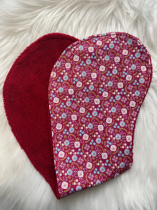 Bavoir d'épaule rouge avec motifs fleurs
