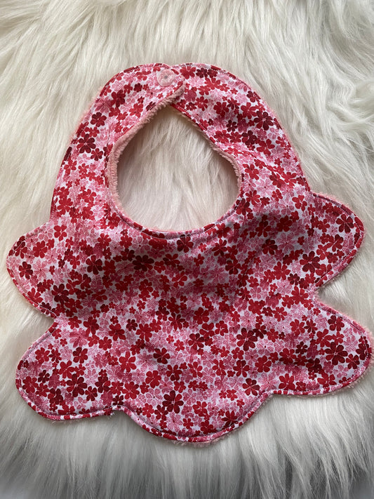 Bavoir rose à fleurs