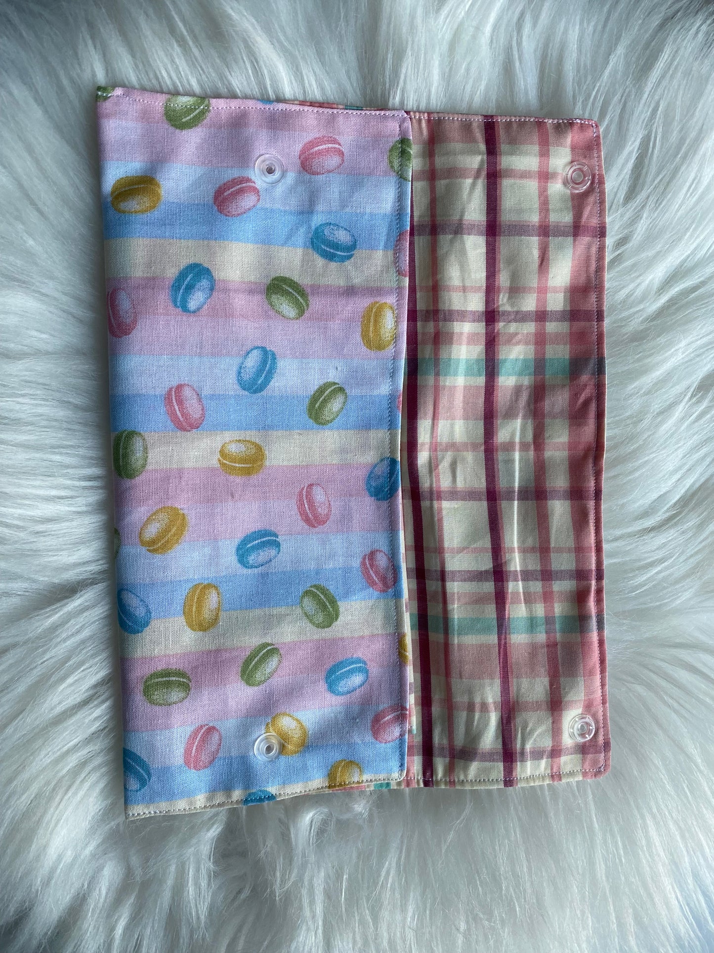Pochette à couverts motifs macaron et carreaux