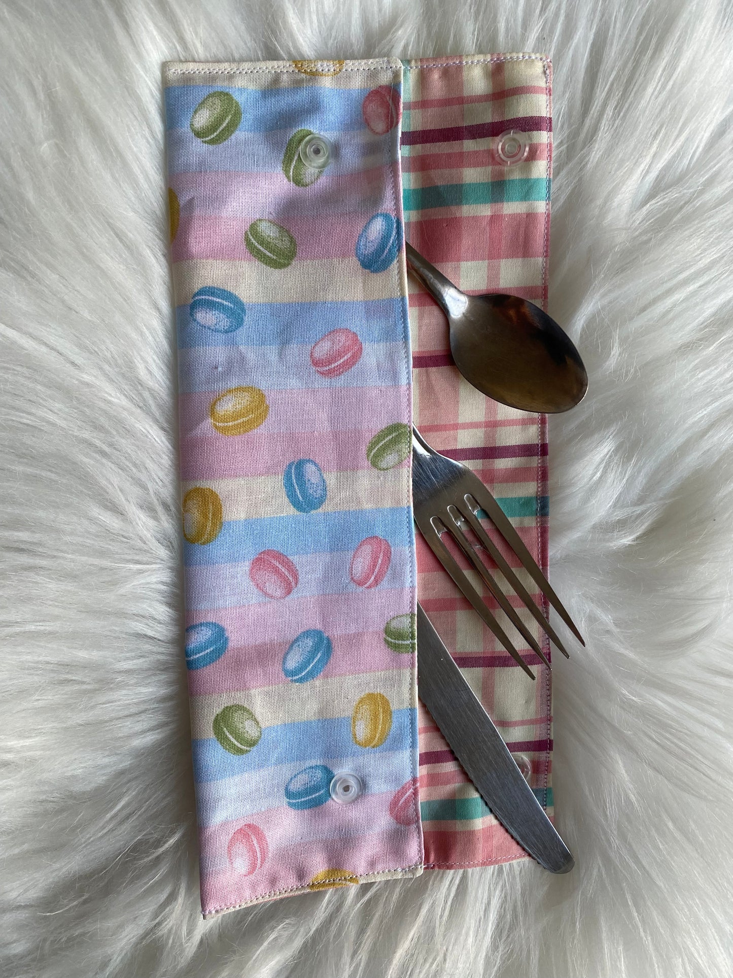 Pochette à couverts motifs macaron et carreaux